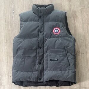 “ CANADA GOOSE “ look a like grey mens vest